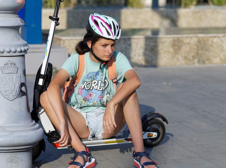 Chica con scooter