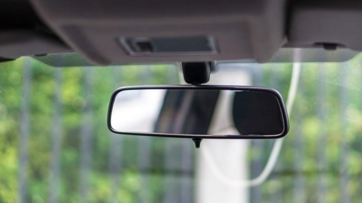La regola da conoscere sugli specchietti retrovisori