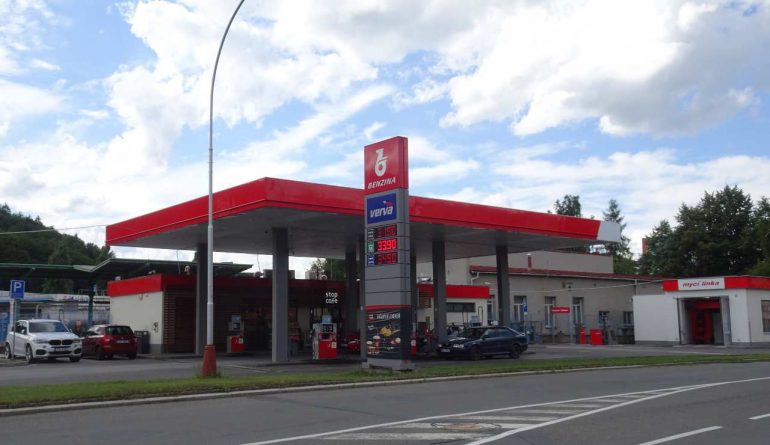 Distributore benzina - foto wikimedia commons - targetmotori.com