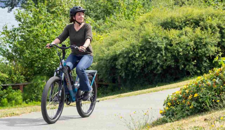 Donna in bici - foto pexels - targetmotori.com