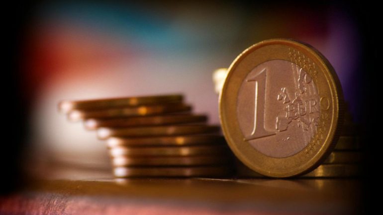 Moneta da 1 euro - foto pexels - targemotori.com