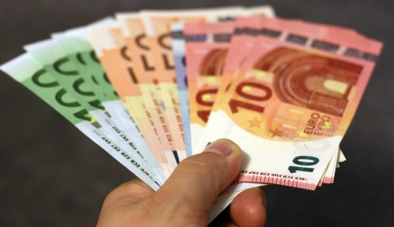 Soldi in euro - foto pexels - targetmotori.com