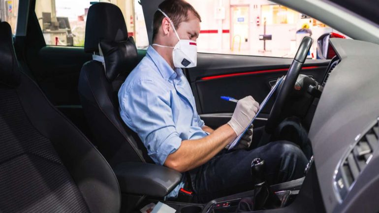 Uomo in auto - foto lentepubblica - targetmotori.com